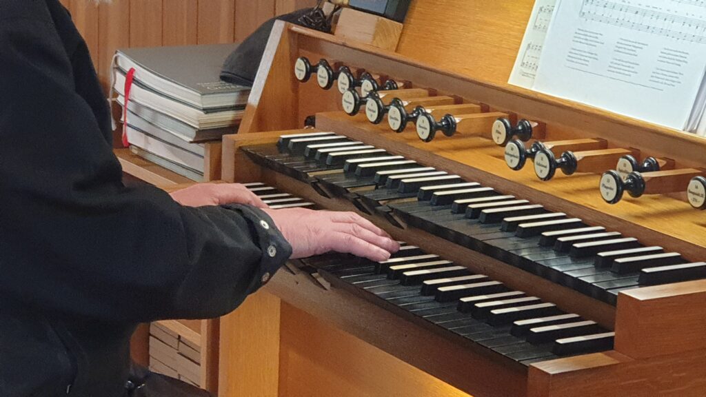 Ralf Leopold an der Orgel in der Pfarkirche Weitenung am 30.4.2023 