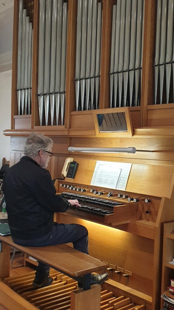 Ralf Leopold an der Orgel in der Pfarkirche Weitenung am 30.4.2023